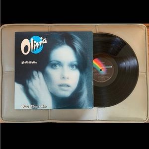 Olivia Newton-John. Vinyl record Album. Let me be there. MCA Records. MCA 389.